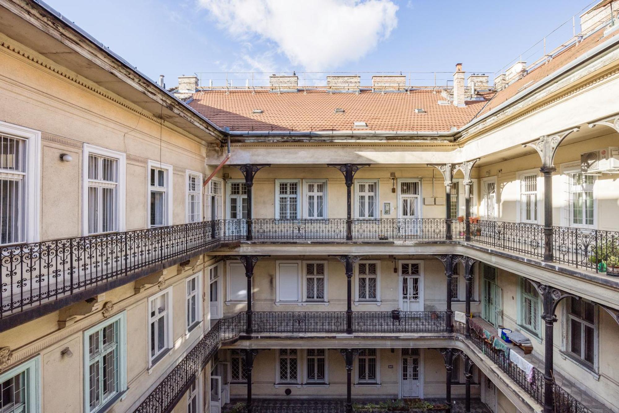 Lejlighed Historic Penthouse With Sauna & Jacuzzi @downtown Budapest